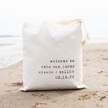 Minimalistische tekst Bestemming Bruiloft Welkom Tote Bag<br><div class="desc">Welkom gasten op uw bruiloft met deze chique en moderne gepersonaliseerde canvas tassen. Ontwerpkenmerken "welkom bij [destinatie]" in zwarte  typemachine,  met daaronder uw naam en trouwdatum,  rechts onderaan uitgelijnd voor een minimalistische look.</div>