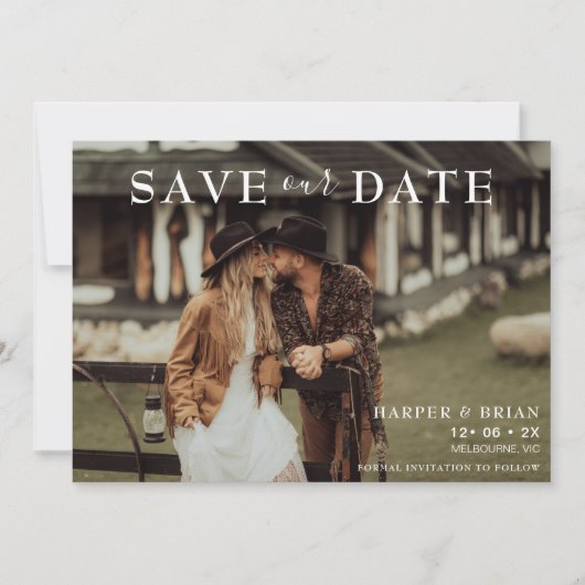 Minimalistische tekst Foto bruiloft Sla de datum K Kaart (Voorkant)