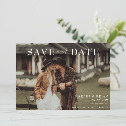 Minimalistische tekst Foto bruiloft Sla de datum K Kaart (Staand voorkant)