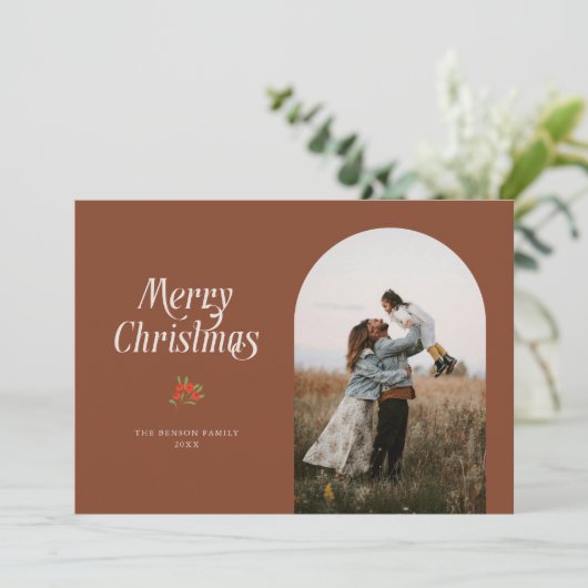 Minimalistische Terracotta Boog Vrolijke Kerstfoto Feestdagenkaart (Staand voorkant)