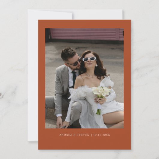 Minimalistische Terracotta Fall Wedding Kaart (Achterkant)