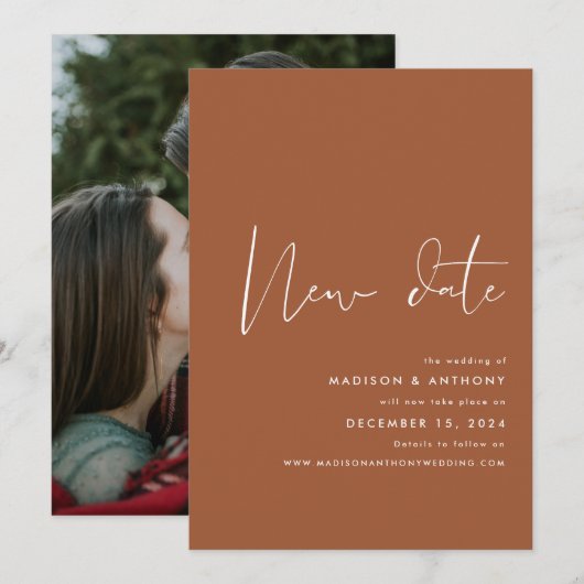 Minimalistische Terracotta Foto Nieuwe Trouwdatum  Aankondiging (Voorkant / Achterkant)