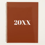 Minimalistische terracotta moderne typografie op m planner<br><div class="desc">Minimalistische terracotta en witte moderne typografie op maat eenvoudige elegante Planner. Aangepaste witte serif tekst, terracotta effen achtergrond. Je kunt het personaliseren met jouw naam, initialen, jaar, etc of gewoon de tekst verwijderen, en de effen effen zwarte kleur laten.</div>