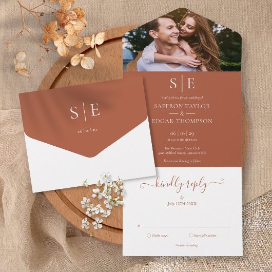 Minimalistische Terracotta Monogram Foto Bruiloft All In One Uitnodiging
