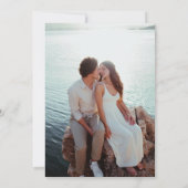 Minimalistische Terracotta Monogram & Fotobruiloft Kaart (Achterkant)