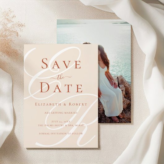 Minimalistische Terracotta Monogram & Fotobruiloft Save The Date