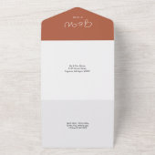 Minimalistische Terracotta Monogram Script Trouw All In One Uitnodiging (Buitenkant)