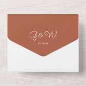 Minimalistische Terracotta Monogram Script Trouw All In One Uitnodiging (Achterkant)