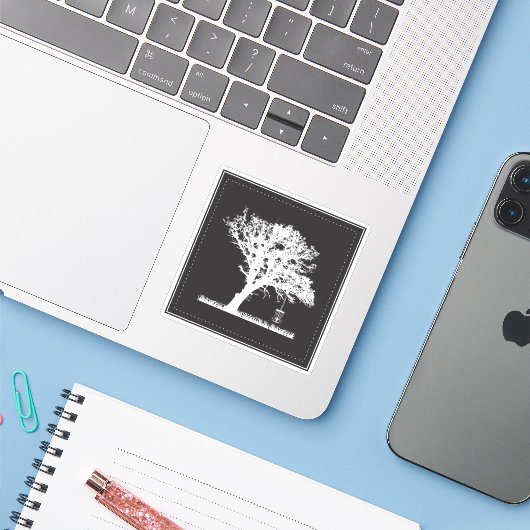Minimalistische Tree Basket Disc Golf Sticker (Laptop met iPhone)