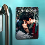 Minimalistische trendy foto Bewaar de datum huweli Magneet<br><div class="desc">Minimalistische trendy foto Save the Date Wedding Gift Magnet 💑 Captured Elegance: Modern Wedding Magnets 💑 kondig uw liefdesverhaal met tijdloze verfijning aan via onze "Captured Elegance" Modern Wedding Magnet collectie. Deze prachtige magneten combineren naadloos moderne esthetiek, hartverwarmende momenten en elegante kalligrafie tot creëer de perfecte aandenken voor uw speciale...</div>