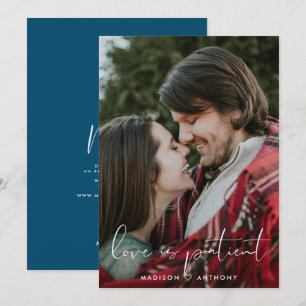 Minimalistische trouw-uitstel foto in turkooisblau aankondiging