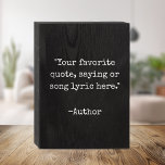 Minimalistische  Typewriter Aangepaste offerte Houten Kist Print<br><div class="desc">Creëer uw eigen moderne minimalistische citaat houten doosteken huisdecor. Beschikt over minimalistische typemachinetypografie die kan worden gepersonaliseerd met uw favoriete motivatie gezegde,  liedtekst of aangepaste tekst.</div>