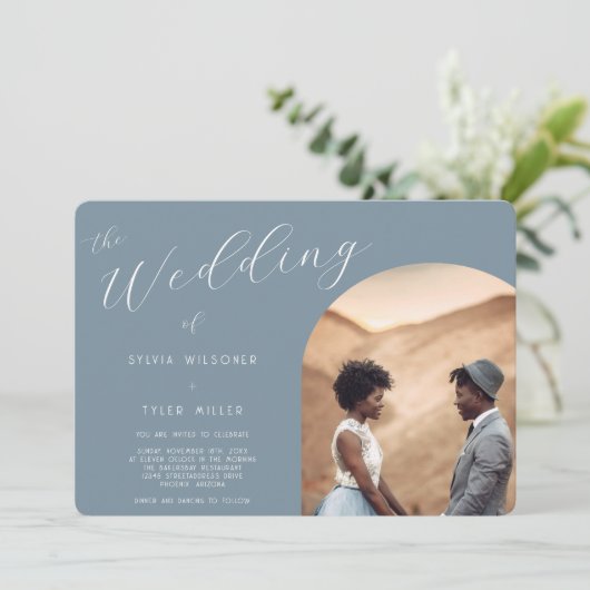 Minimalistische Typografie Dusty Blue Photo Weddin Kaart (Staand voorkant)