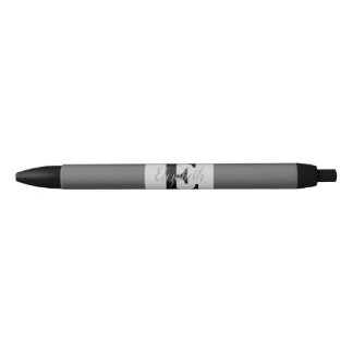 Minimalistische typografie monogram naam zwarte inkt pen