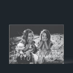 Minimalistische typografie-overlayfoto Hanukkah Feestdagenkaart<br><div class="desc">Minimalistische witte scripttypografie-overlayfoto vrolijk Hanukkah-vakantiewenskaart</div>