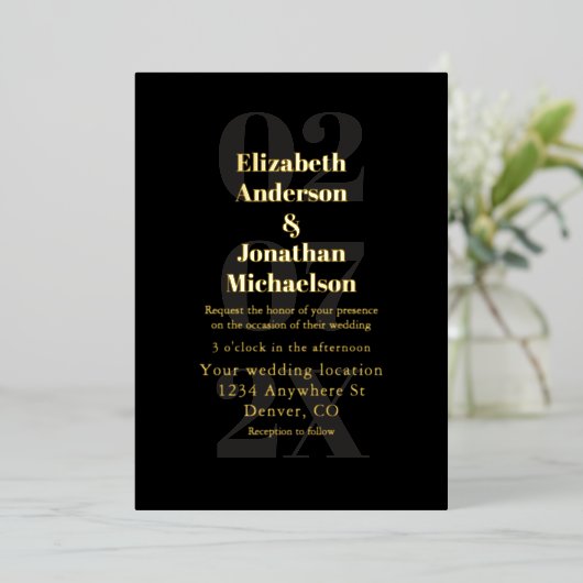 Minimalistische Typografie Wedding Folie Uitnodiging (Staand Voorkant)
