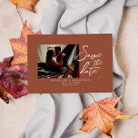 Minimalistische verbrande Sinaasappels kalligrafie Save The Date<br><div class="desc">Een zeer elegante eenvoudige en chique gebrande sinaasappel en wit script foto bruiloft bespaar de datum. Die beschikt over minimale terracotta achtergrond en wit opslaan van de datum penseelstreek typografie. Met aanpasbaar verloving of gewoon casual bruidegom en bruidfoto. Pak deze stijlvolle bruiloft, sla de datum op en maak je uitnodigingen...</div>