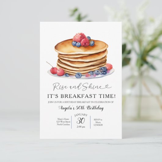 Minimalistische verjaardagsuitnodiging voor ontbij kaart (Staand voorkant)