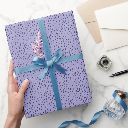 Minimalistische verstrooide paarse strepen cadeaupapier (Geschenken)