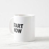 Minimalistische vetgedrukte start nu tekst koffiemok (Voorkant links)