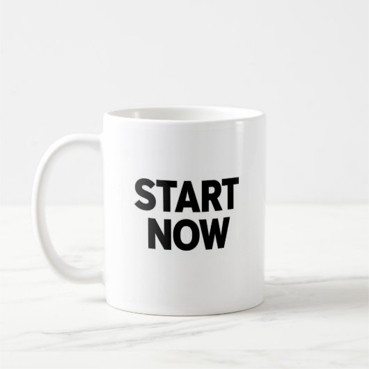 Minimalistische vetgedrukte start nu tekst koffiemok (Links)