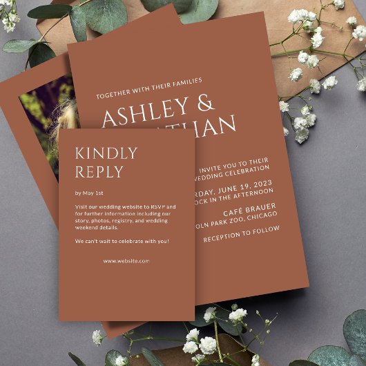 Minimalistische vetgedrukte tekst markeert bruilof RSVP kaartje