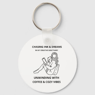 MINIMALISTISCHE VROUW LEZEN & COFFEE LIJN KUNST PO SLEUTELHANGER