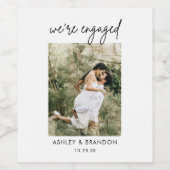 Minimalistische We're Engaged bruiloftsfeestjes ca Wijn Etiket (Enkel label)