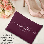 Minimalistische wijnbes gepersonaliseerd bruidsmei etui<br><div class="desc">Introductie van onze chique minimalistische wijnbes Gepersonaliseerde bruidsmeisje Accessoire Pouch, een stijlvol en veelzijdig cadeau ontworpen om uw bruidsmeisjes in elegantie te vieren. Dit accessoire zakje is de belichaming van modern chic, perfect voor elke gelegenheid van bruidsmeisje voorstellen tot vrijgezellenfeesten. Vervaardigd met een minimalistisch ontwerp, heeft deze tas een wijnbes...</div>