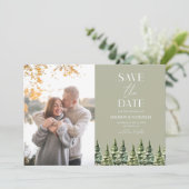 Minimalistische Winter Snowy Pine Trees Fotobruilo Save The Date (Staand voorkant)