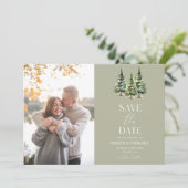 Minimalistische Winter Snowy Pine Trees Fotobruilo Save The Date (Staand voorkant)