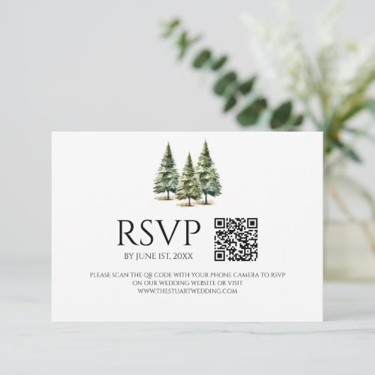 Minimalistische Winter Snowy Pine Trees QR Code We RSVP Kaartje (Staand voorkant)