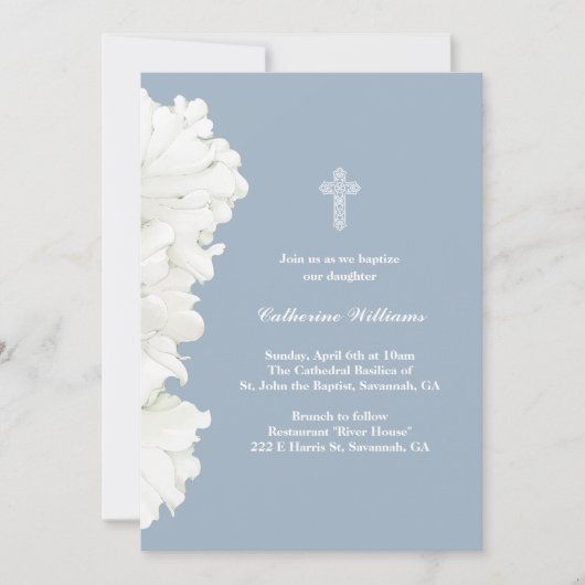 Minimalistische witte bloemen stoffige blauwe doop kaart (Voorkant)