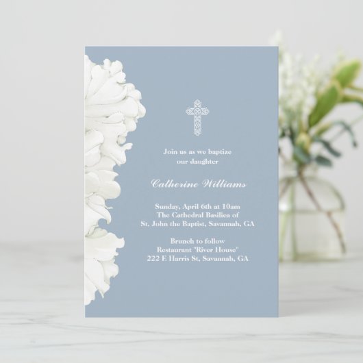 Minimalistische witte bloemen stoffige blauwe doop kaart (Staand voorkant)