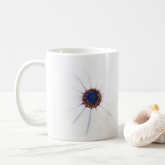 Minimalistische witte Daisy bloem op witte achterg Koffiemok (Met donut)