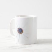Minimalistische witte Daisy bloem op witte achterg Koffiemok (Voorkant links)