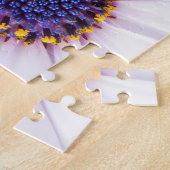 Minimalistische witte Daisy bloem op witte achterg Legpuzzel (Zijkant)
