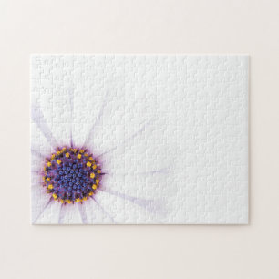 Minimalistische witte Daisy bloem op witte achterg Legpuzzel