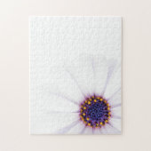 Minimalistische witte Daisy bloem op witte achterg Legpuzzel (Verticaal)