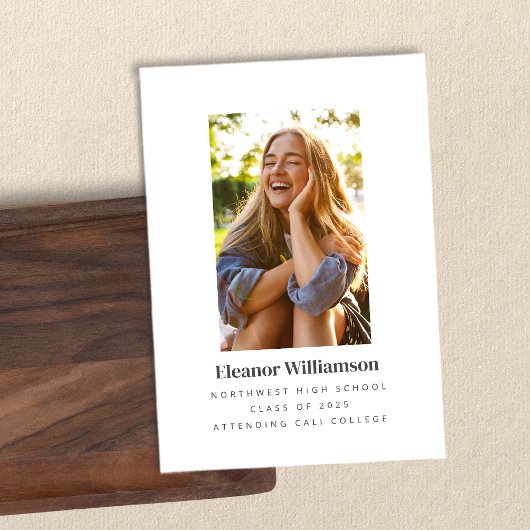 Minimalistische witte elegante foto College Afstud Aankondiging