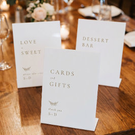 Minimalistische witte gouden kaarten en cadeaus tr reclamebord met voetstuk