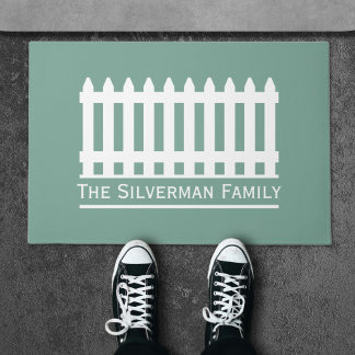 Minimalistische witte hek op groene familie deurmat