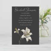 Minimalistische witte lelie op zwart Vrijgezellenf Kaart (Staand voorkant)