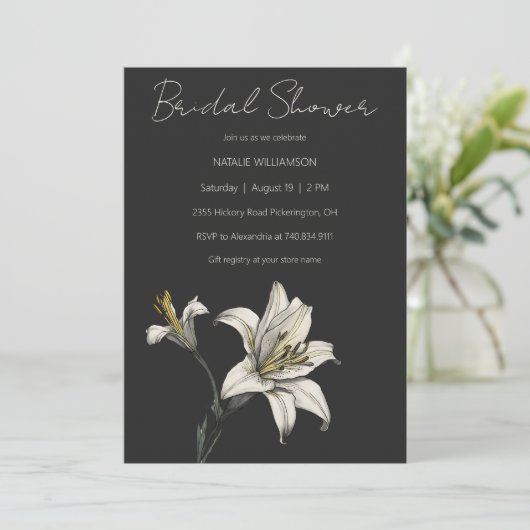 Minimalistische Witte Lelie op Zwarte Bruidsbruilo Kaart (Staand voorkant)