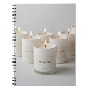 Minimalistische witte lijnkaarsen met kleine vlamm notitieboek