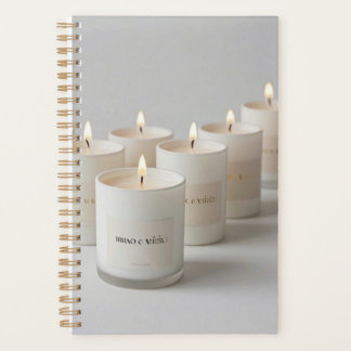 Minimalistische witte lijnkaarsen met kleine vlamm planner