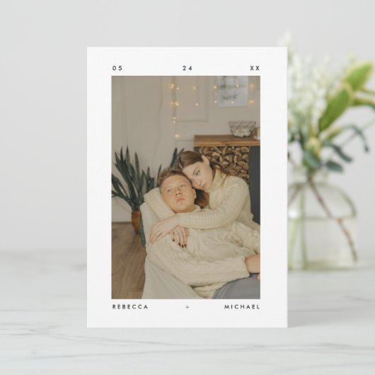 Minimalistische Witte Moderne Fotobruiloft Save The Date (Staand voorkant)