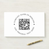 Minimalistische witte QR-bedrijfsnotitieontwerp Post-it® Notes (Op bureau)