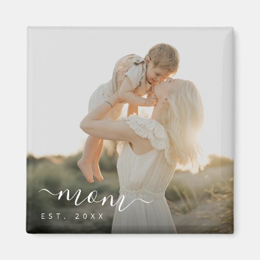Minimalistische witte script Mom Est Jaar Magneet (Voorkant)