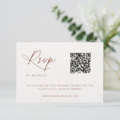 Minimalistische woestijn sienna trouw QR-code RSVP Kaartje (Staand voorkant)